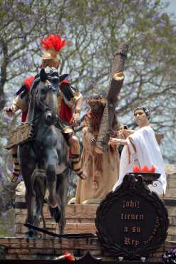 Este año el mensaje de las andas se centraba en el momento en que Pilatos ofrece a Jesús diciendo: "Ahí tienen a su rey". Foto Prensa Libre: Héctor González