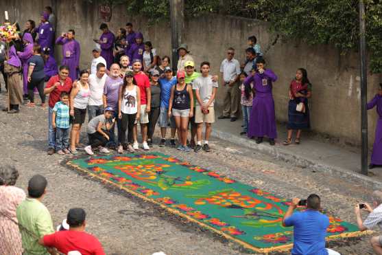 Vecinos del barrio de la Candelaria en Antigua Guatemala hicieron varias alfombras de aserrín. Foto Prensa Libre: Jorge Ordóñez
