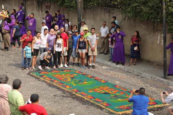 Vecinos del barrio de la Candelaria en Antigua Guatemala  hicieron varias alfombras de aserrín. Foto Prensa Libre: Jorge Ordóñez