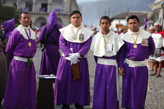 La Hermandad de Santa Ana utiliza un traje con capucha blanca y cinturón blanco, para distinguirse entre los devotos. Foto Prensa Libre: Jorge Ordóñez