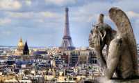 "Vigilando" la ciudad de París, se erige una gárgola en forma de mono alado en las alturas de Notre Dame.  GETTY IMAGES