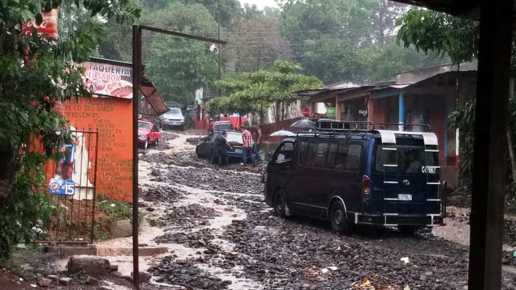 Este es el estado actual del tramo carretero en San Miguelito, Génova, Quetzaltenango, la obra debió ser terminada en 18 meses, pero la empresa abandonó los trabajos. (Foto Prensa Libre)