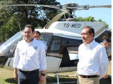 El presidente Jimmy Morales y el exministro de Gobernación, Francisco Rivas, viajaron en enero del 2018 en un helicóptero de Mario Estrada. (Foto Prensa Libre: SCSP)