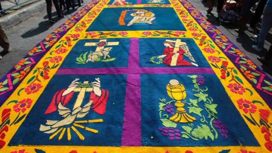 Las alfombras son obras de arte que toman elementos religiosos o cotidianos. (Foto: Hemeroteca PL)
