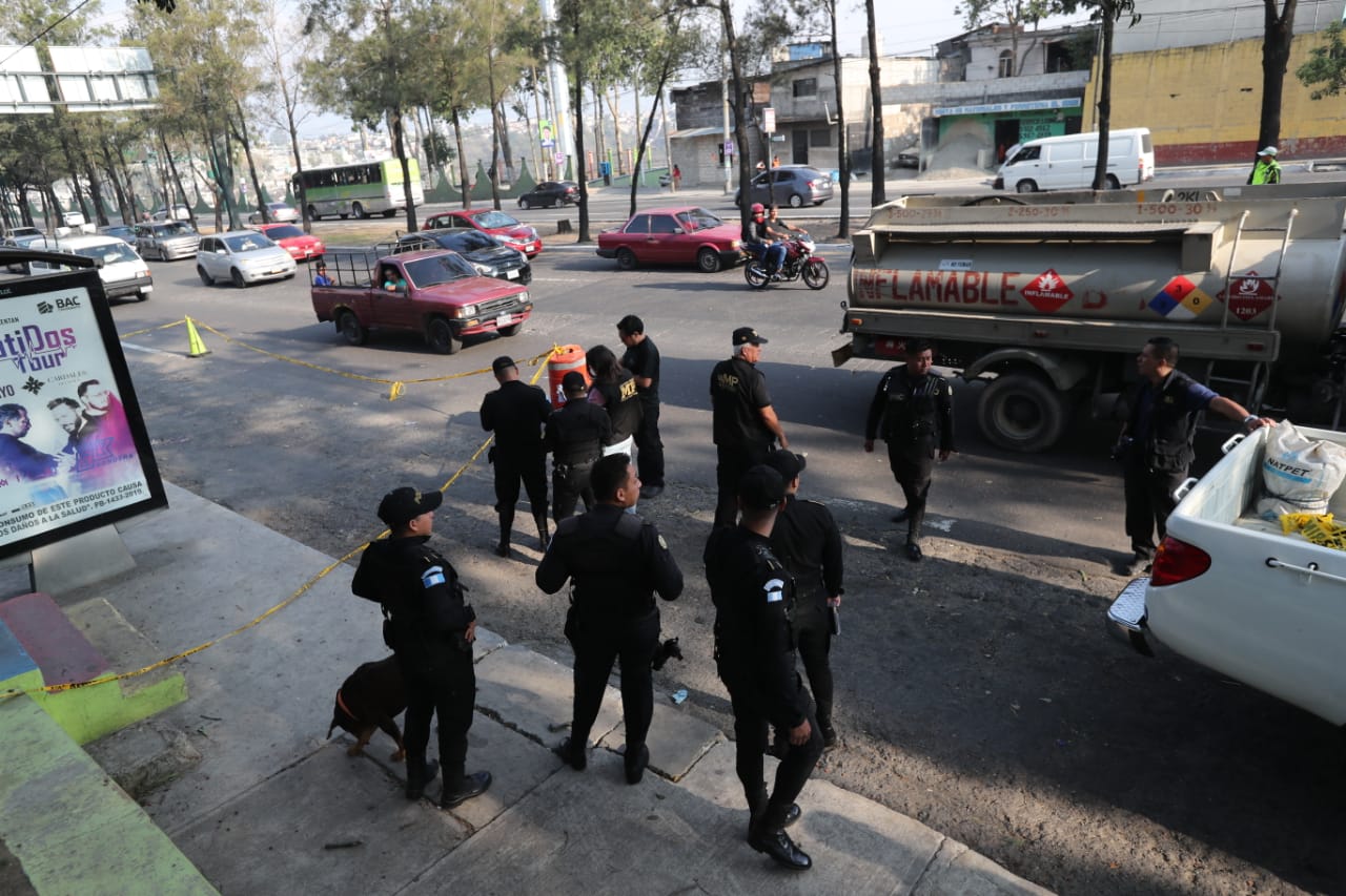 Cuatro migrates hondureños fueron baleados en el Anillo Periférico y 25 calle, zona 7. (Foto Prensa Libre: Érick Ávila)