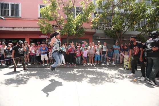También es tradición que las personas que las personas que observan la Huelga de Dolores sean llamadas a participar saltando la cuerda. Foto Prensa Libre: Juan Diego González