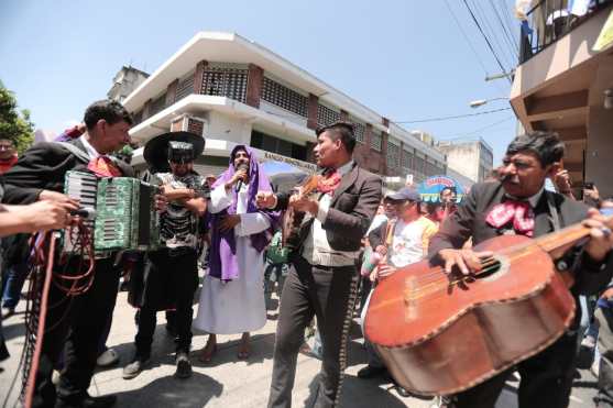Mariachis acompañaron a los reyes feos.  Foto Prensa Libre: Juan Diego González
