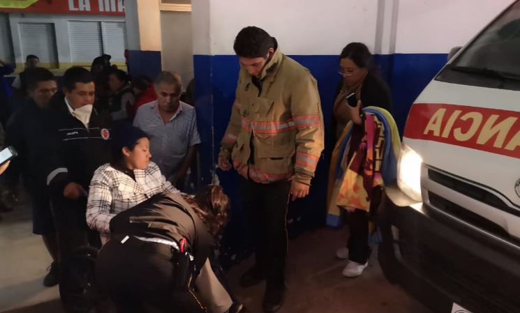 Los socorristas trasladaron a más de 70 personas al Hospital de Mataquescuintla. (Foto Prensa Libre: CBV)