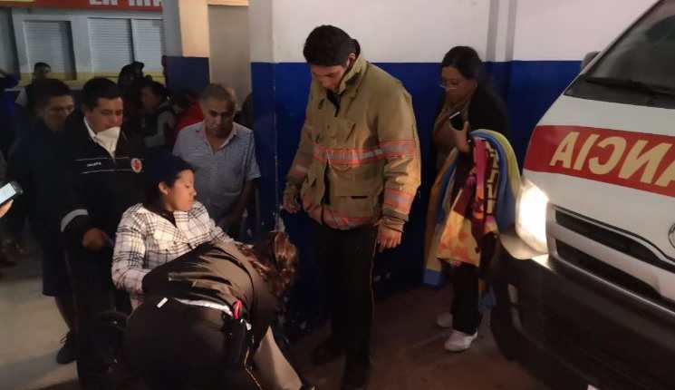 Los socorristas trasladaron a más de 70 personas al Hospital de Mataquescuintla. (Foto Prensa Libre: CBV)