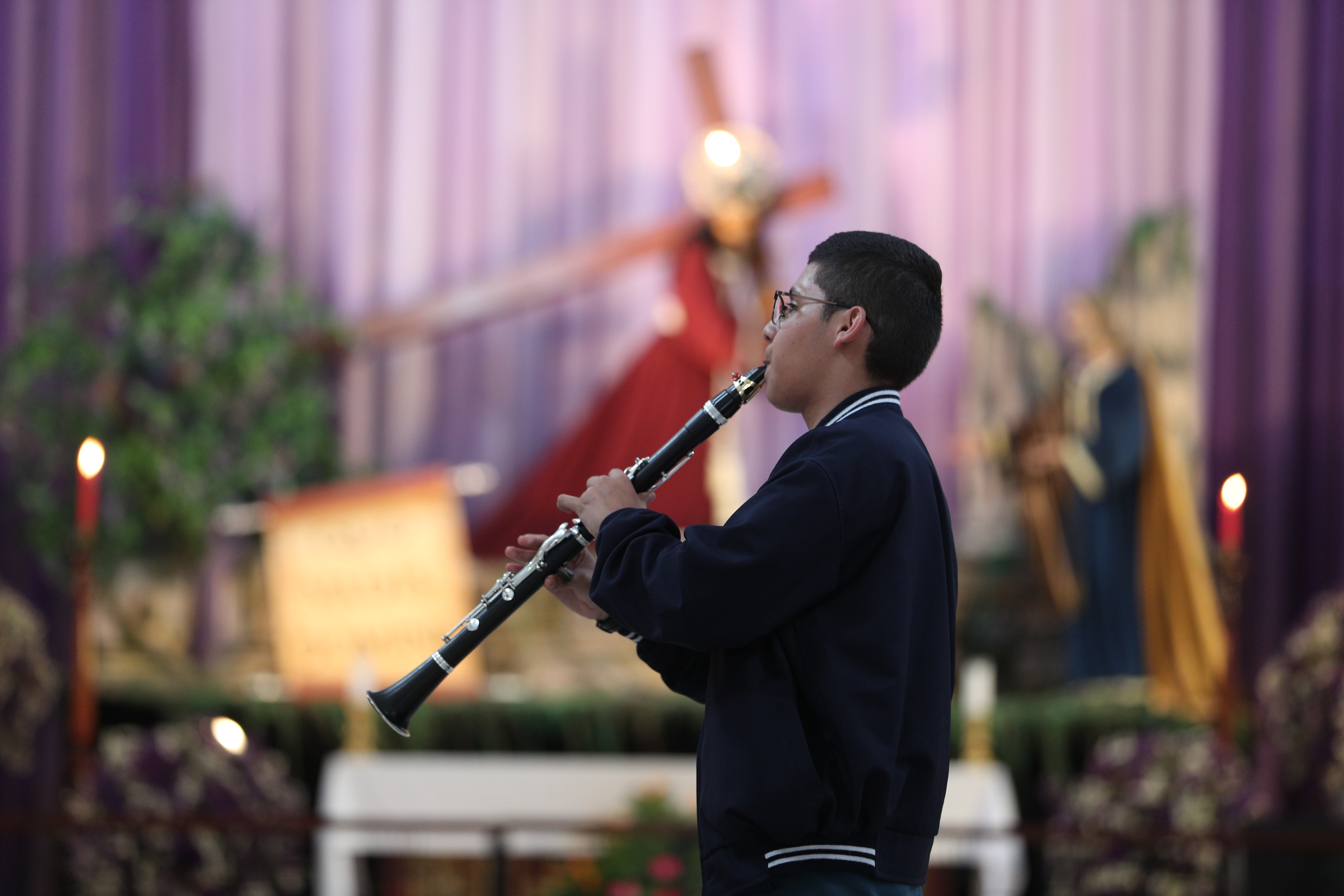 José Arnoldo Franco Chavarry, con 16 años de edad ha compuesto cinco marchas fúnebres. (Foto Prensa Libre: Carlos Hernández)
