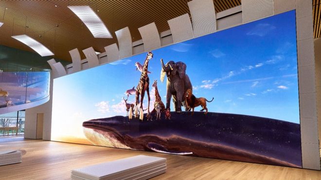 Sony dice que su nueva pantalla gigante de 16K es "como una ventana al mundo". Esta instalación se encuentra en Japón. (Foto Prensa Libre: Sony)