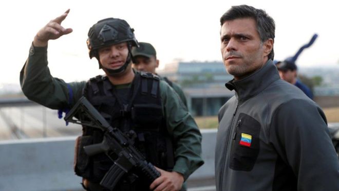 Leopoldo López fue liberado esta martes, según el político "por fuerzas militares leales a la constitución". 
REUTERS
