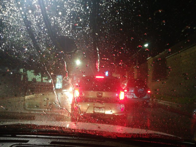 Cae la primera lluvia del 2019 en Quetzaltenango, internautas reportan calles anegadas y caos vial. (Foto Prensa Libre: Raúl Juárez) 
