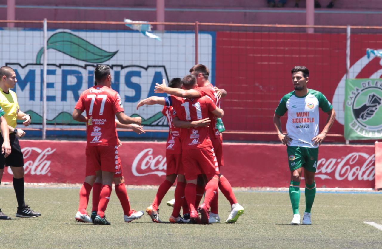 Así festejaron los jugadores de Malacateco, en el Santa Lucía. (Foto Prensa Libre: Raúl Juárez)