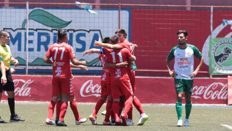 Así festejaron los jugadores de Malacateco, en el Santa Lucía. (Foto Prensa Libre: Raúl Juárez)