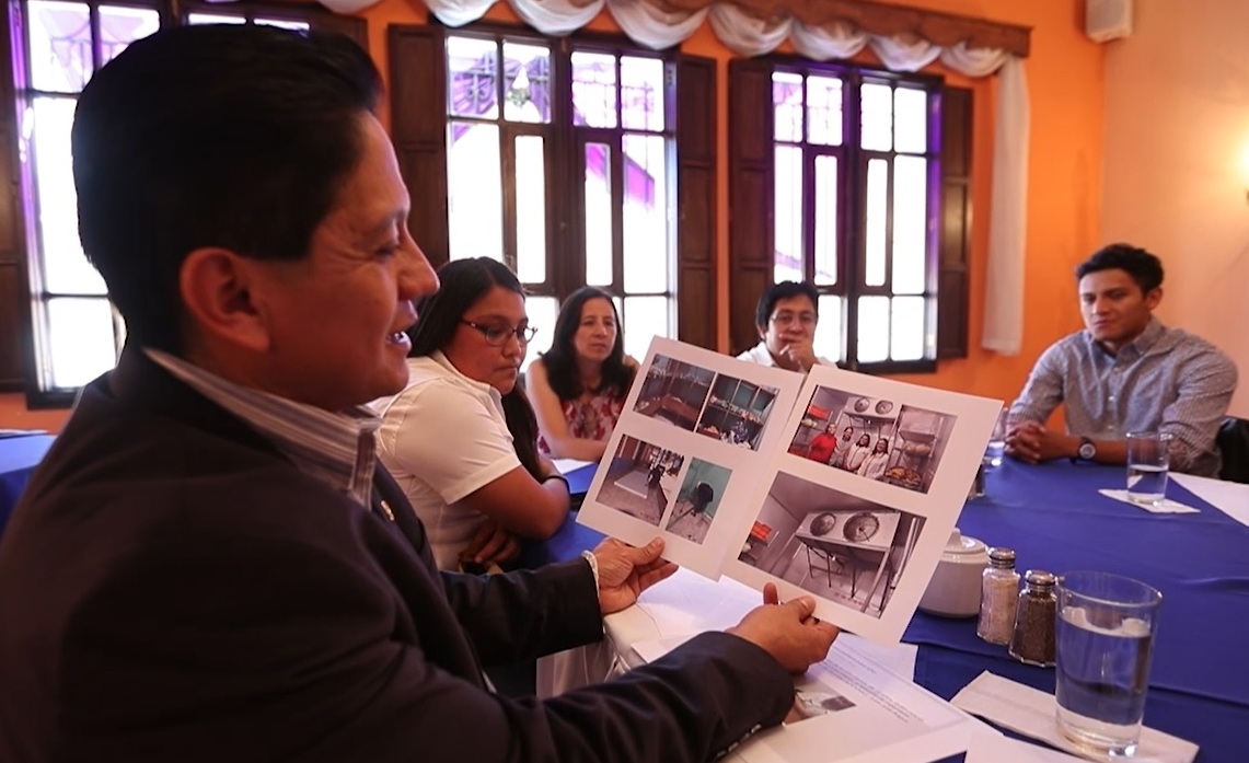 Estudiantes y catedráticos revisan fotografías de los proyectos que han entregado. (Foto Prensa Libre: María Longo)  
