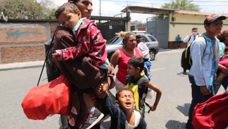 Una familia de hondureños pide ayuda en al Casa del Migrante, zona 1. Foto Prensa Libre: Érick Ávila)