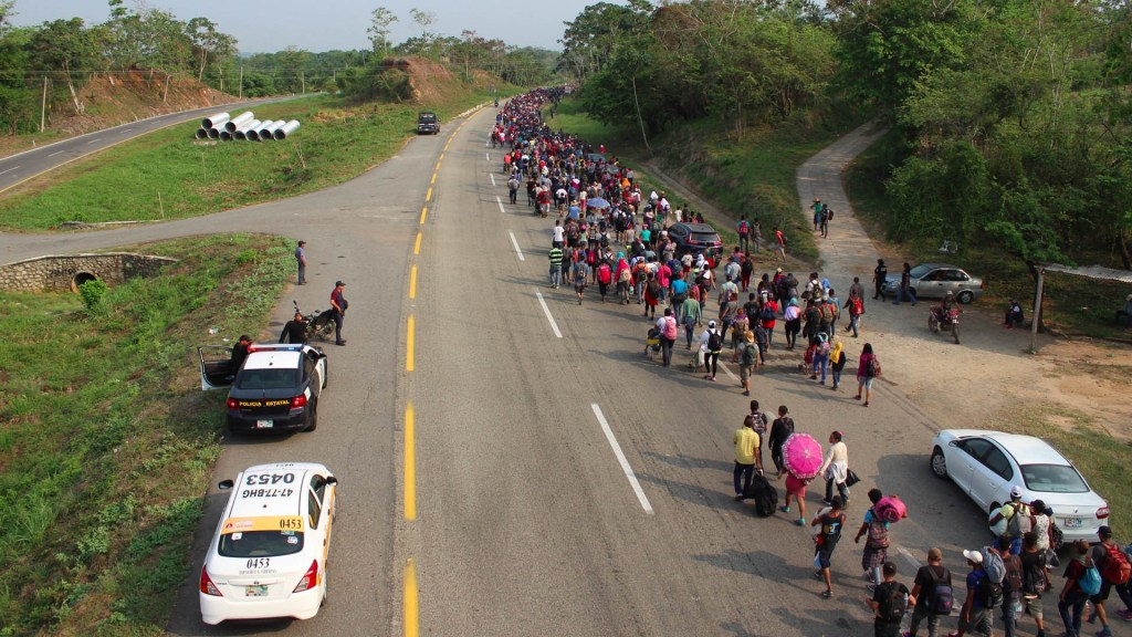 Un grupo de migrantes avanza por una carretera de Huixtla, México. (Foto Prensa Libre: EFE)
