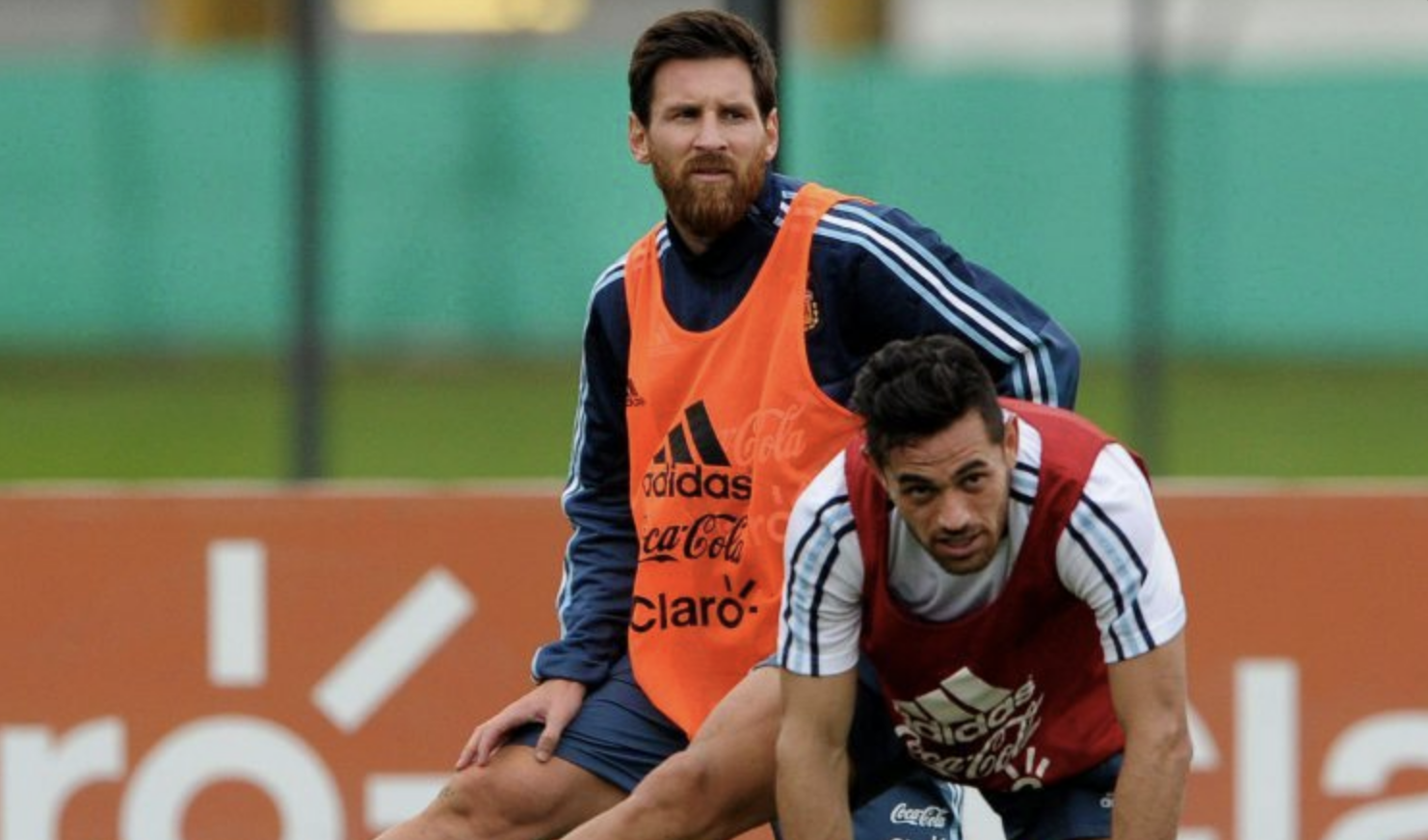 Lionel Messi en un entrenamiento de la Albiceleste junto a Lautaro Martínez. (Foto Prensa Libre: AFP)