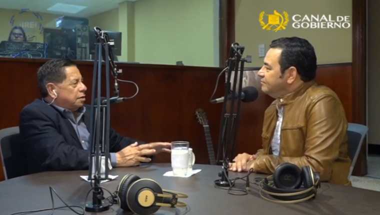 El presidente Jimmy Morales durante la entrevista en Radio Cultural. (Foto Prensa Libre: Facebook)