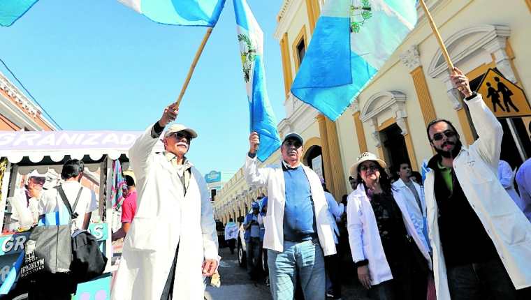 La dignificación salarial de los profesionales de la salud va en camino, más de 2 mil ya tomaron posesión de sus plazas permanentes. (Foto Prensa Libre: Hemeroteca PL)