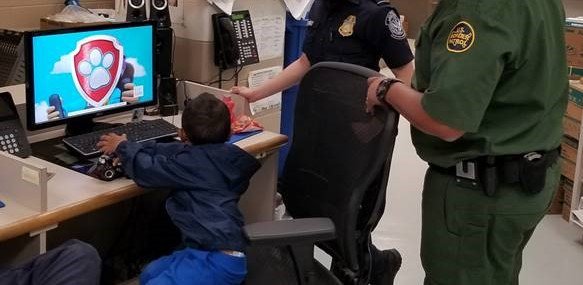 El niño de 3 años se entretiene frente a una computadora, luego de que fue rescatado por la Patrulla Fronteriza. (Foto. CBP)