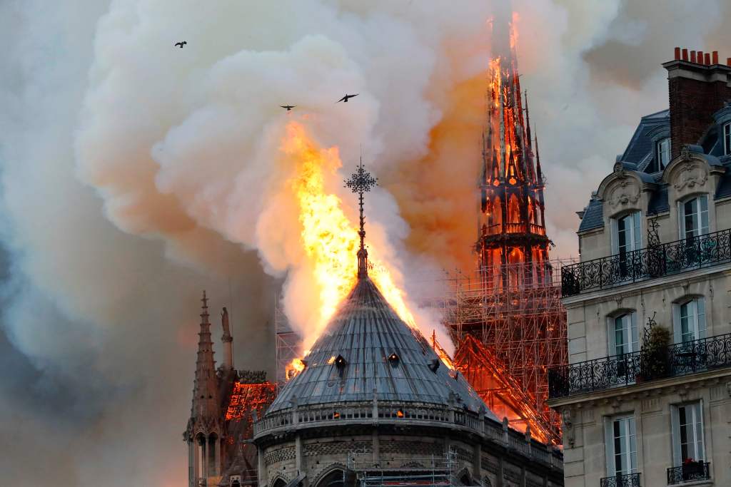 Incendio en la Catedral de Notre Dame en París, Francia. (Foto Prensa Libre: AFP)