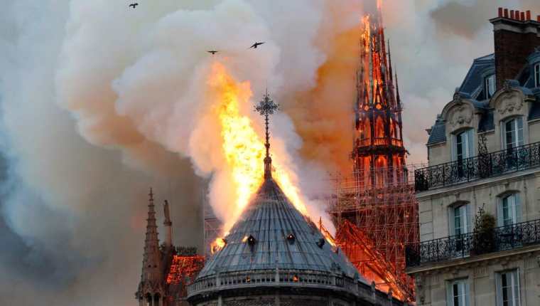 Incendio en la Catedral de Notre Dame en París, Francia. (Foto Prensa Libre: AFP)