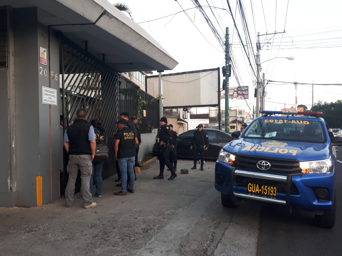 Policías en uno de los allanamientos en la zona 10 capitalina. (Foto: PNC)