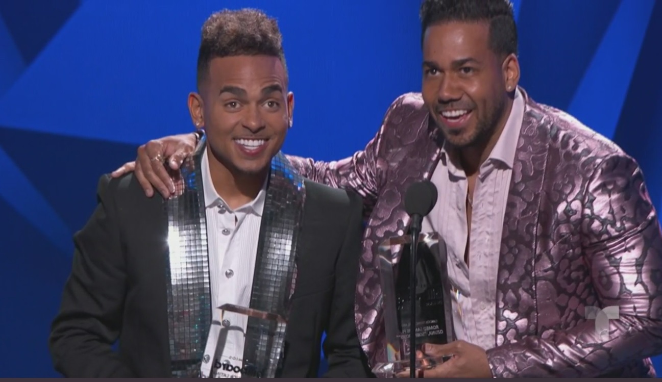 Los artistas Romeo Santos y Ozuna ganaron en la categoría Canción Tropical del Año con su tema "Sobredosis". (Foto Prensa Libre: Telemundo)