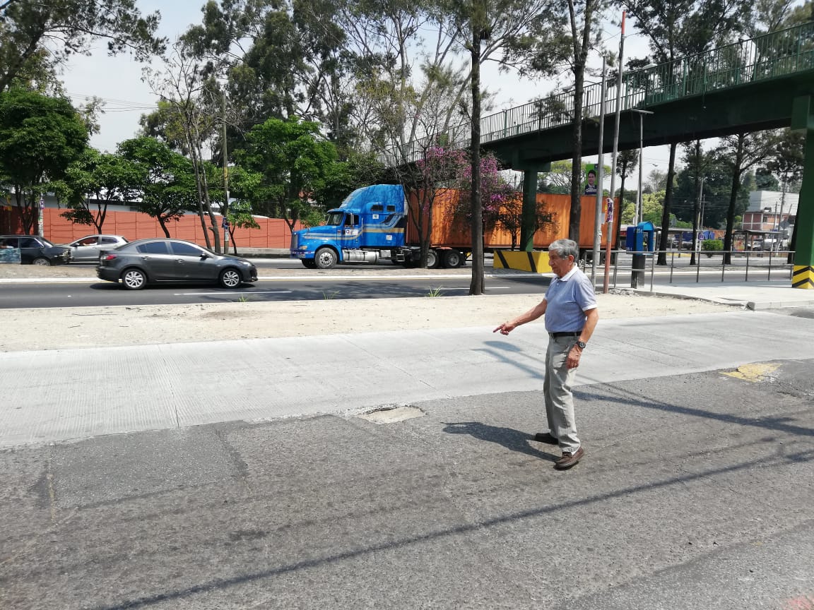 Uno de los vecinos muestra la estación del Transmetro que les causaría problemas de mobilidad.(Foto Prensa Libre: José Patzán)