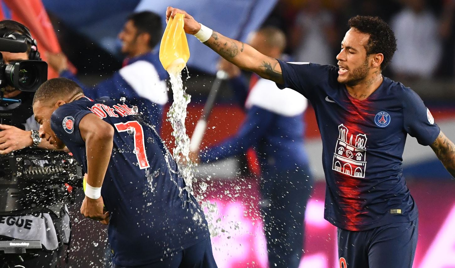 Neymar Jr festeja con Mbappé el título de la Liga francesa. (Foto Prensa Libre: AFP).
