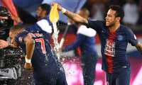 Neymar Jr festeja con Mbappé el título de la Liga francesa. (Foto Prensa Libre: AFP).