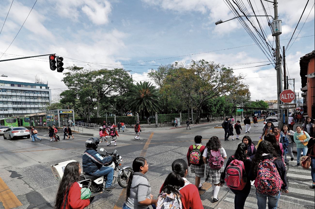 El parque Infantil Colón ocupa una manzana, entre la 8a. y 9a. calles y la 11 y 12 avenidas, zona 1. (Foto Prensa Libre: Érick Ávila)