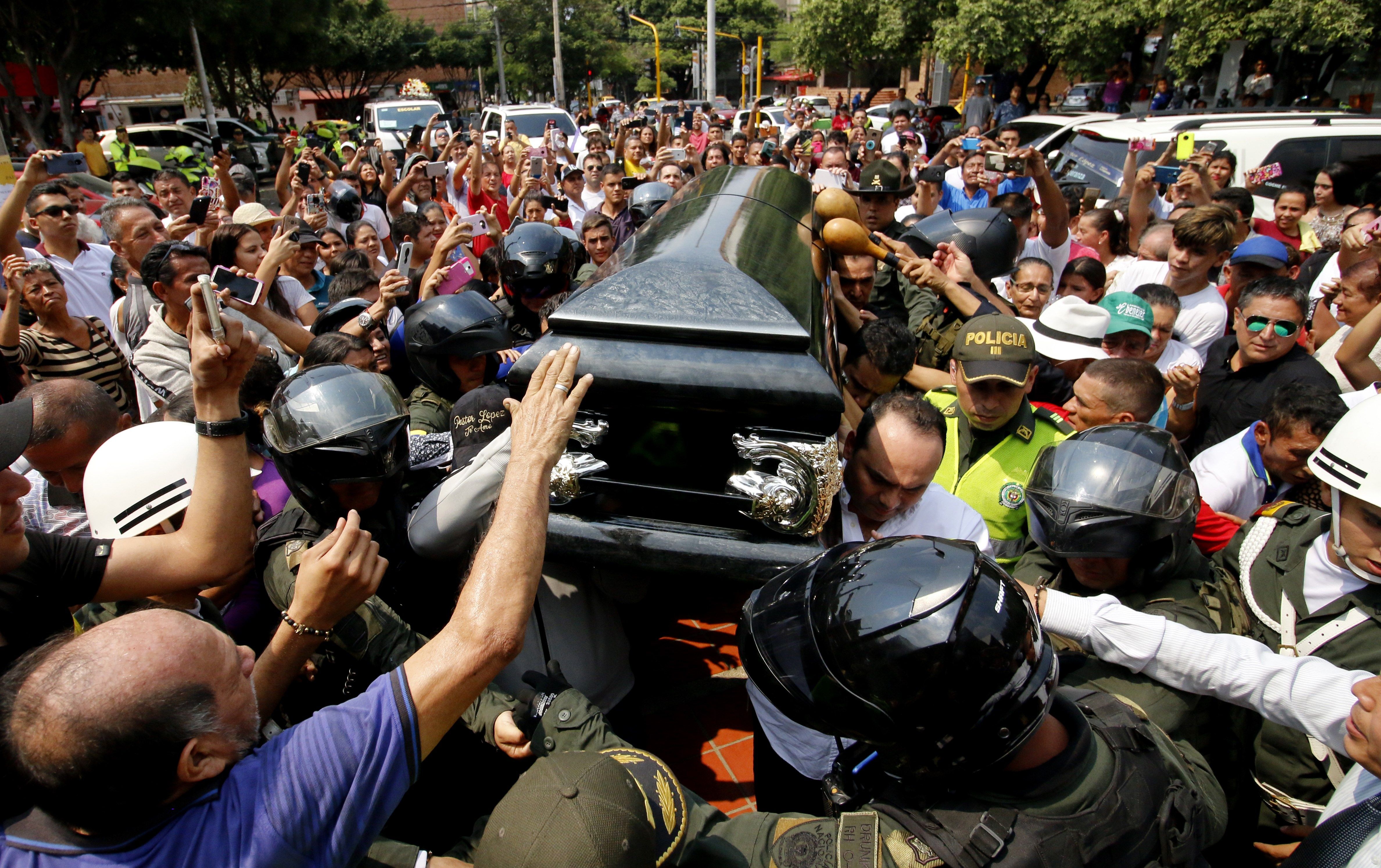 Decenas de personas despiden al fallecido cantante Pastor López, en Cúcuta, Colombia. (Foto Prensa Libre: EFE)