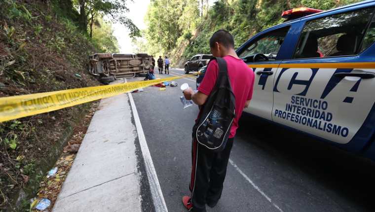 El accidente ocurrió en el km 196 de la ruta entre Retalhuleu y Quetzaltenango. (Foto Prensa Libre: Mynor Toc)