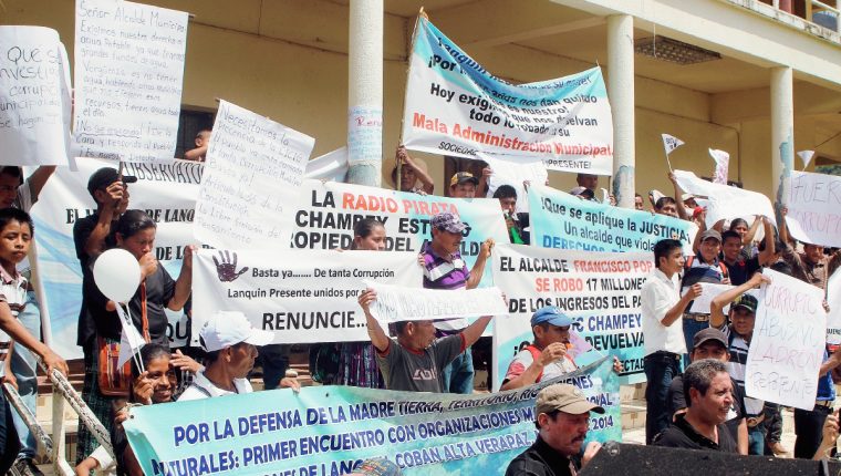 Una protesta en contra del alcalde Francisco Pop, donde pobladores reclamaron transparencia. (Foto Prensa Libre: Hemeroteca PL)