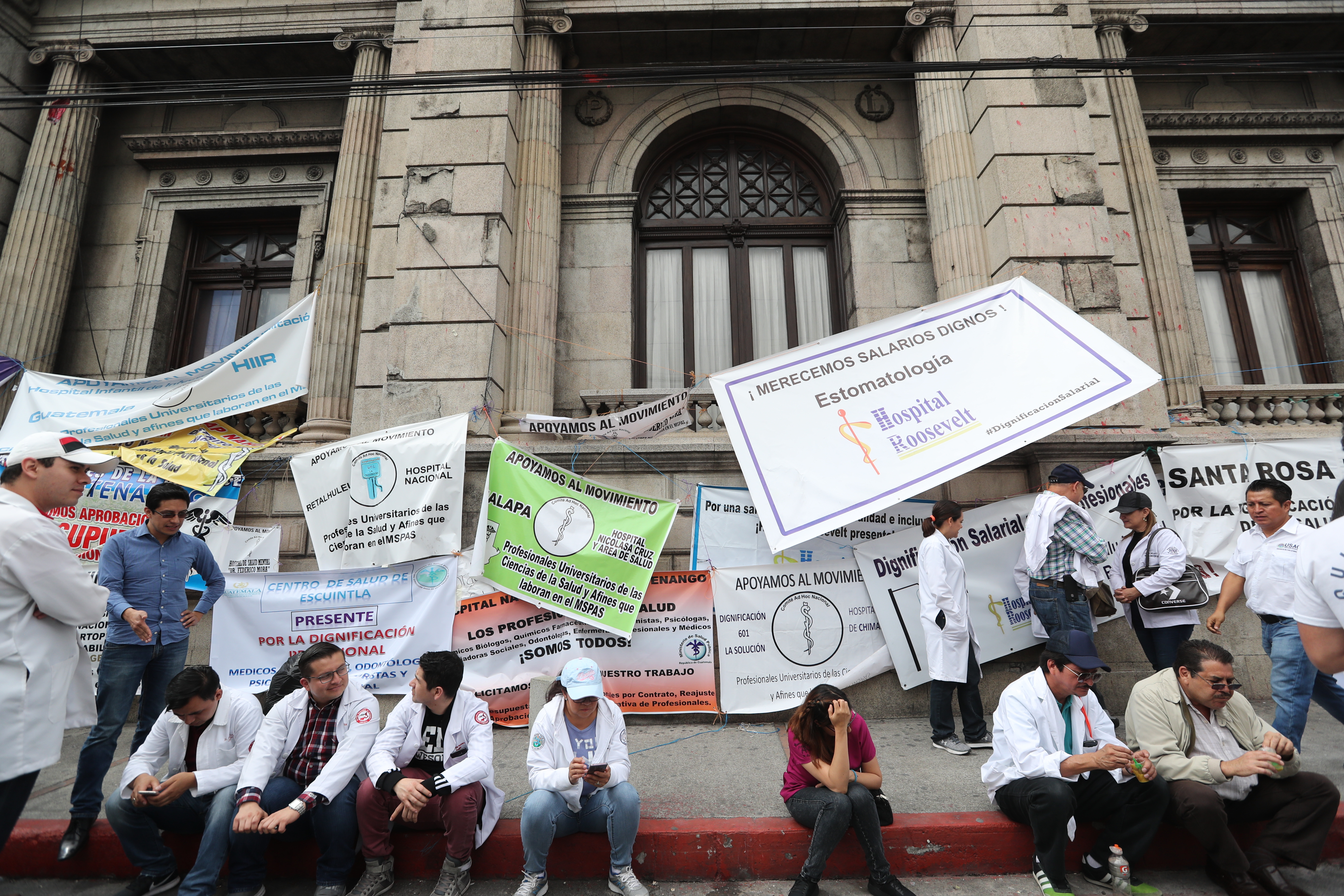La lucha por el incremento salarial llevo a los profesionales de la salud a presentar sus demandas ante el Congreso de la República, durante varios días. (Foto Prensa Libre. Hemeroteca PL)