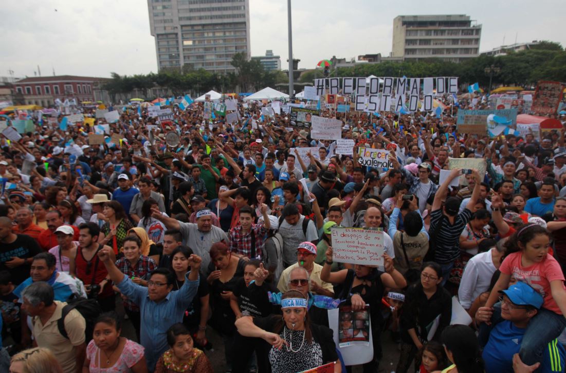Los guatemaltecos desencantados con el actuar de la clase política y la corrupción incrustada en el Estado los llevó a protestar en la Plaza de la Constitución en el 2015.  (Foto Prensa Libre: Hemeroteca PL)