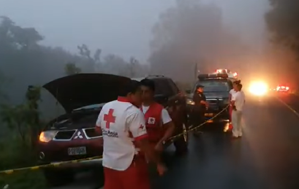 Socorristas de la Cruz Roja Guatemalteca llegaron al lugar pero la victima había muerto. (Foto Prensa Libre: Cortesía Fernando Castro)
