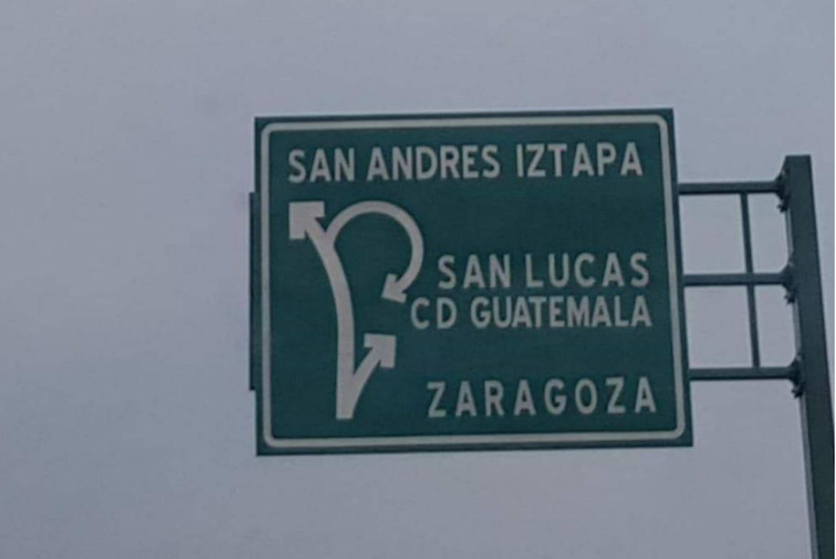 En el libramiento de Chimaltenango se colocó una señal que indica el camino hacia San Andrés, pero en lugar de escribir Itzapa dice Iztapa. (Foto Prensa Libre: Cortesía)