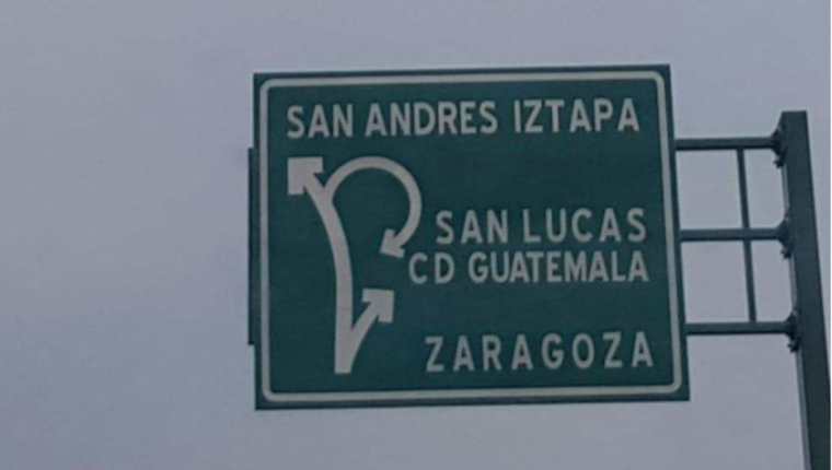 En el libramiento de Chimaltenango se colocó una señal que indica el camino hacia San Andrés, pero en lugar de escribir Itzapa dice Iztapa. (Foto Prensa Libre: Cortesía)