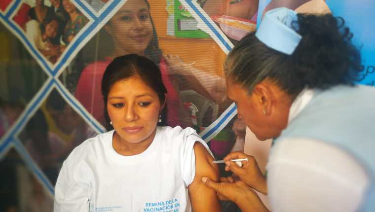 La vacuna Tdap se aplica mujeres embarazadas a partir de los cinco meses de gestación. (Foto Prensa Libre: Ana Lucía Ola)