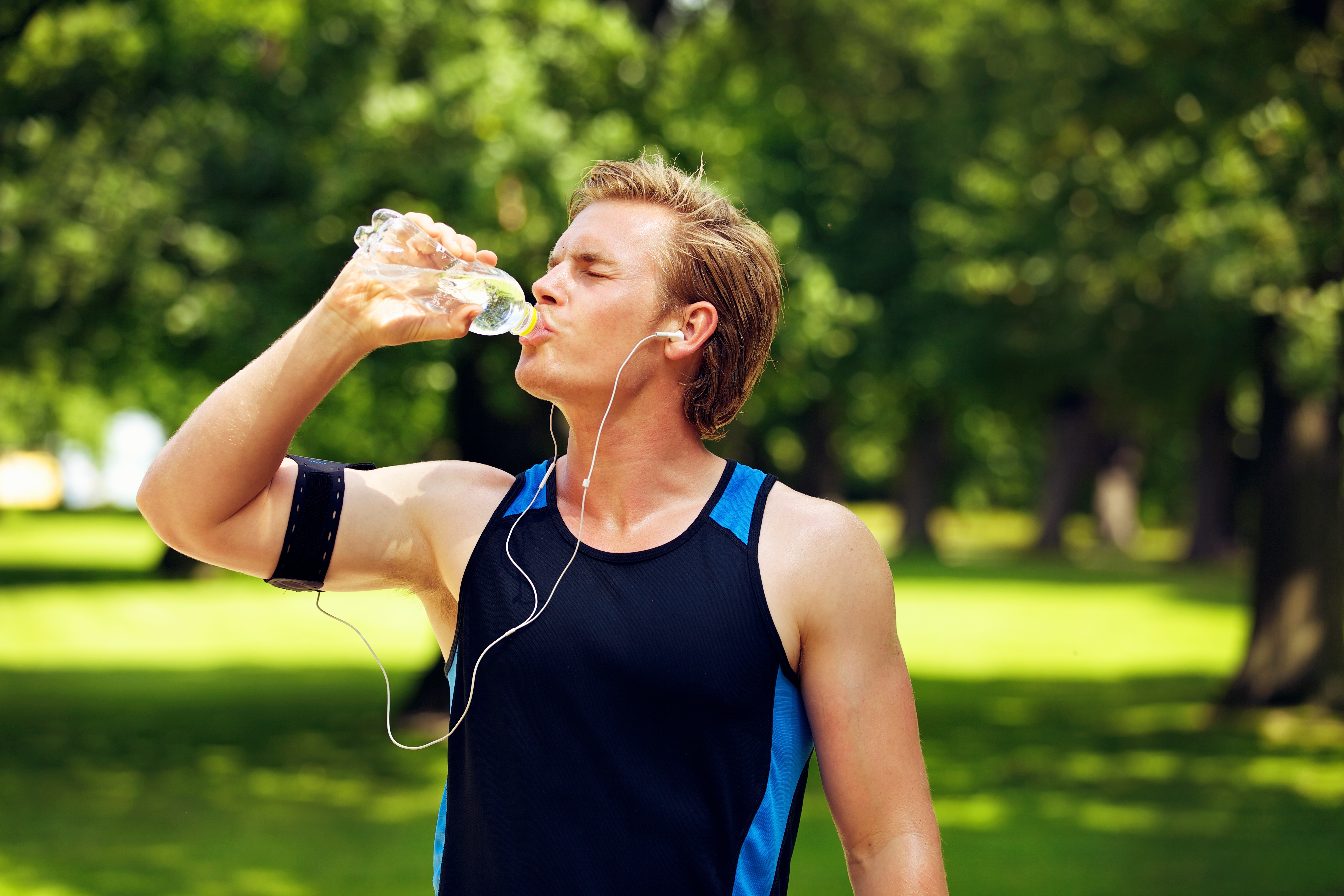 Вода после бега. Спортсмен с бутылкой воды. Спортсмен пьет воду. Вода для спортсменов. Пить воду.