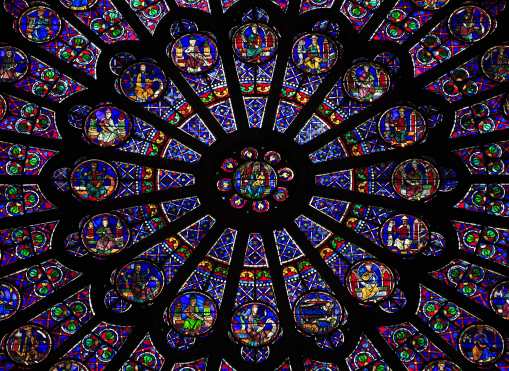 La famosa ventana de la Rosa del Norte dentro de la Catedral de Notre Dame. Foto Prensa Libre: Shutterstock
