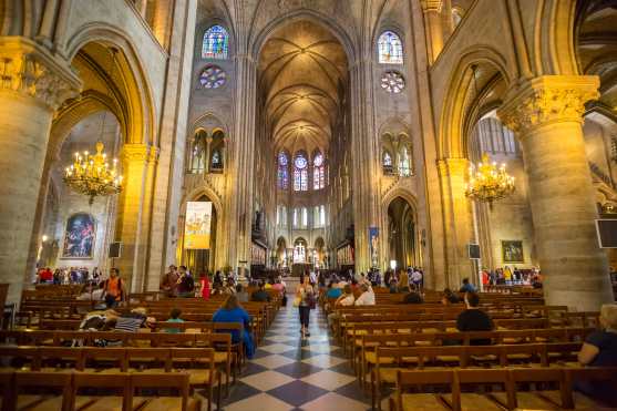Así se podía apreciar el interior de la Catedral en Francia. Foto Prensa Libre: Shutterstock
