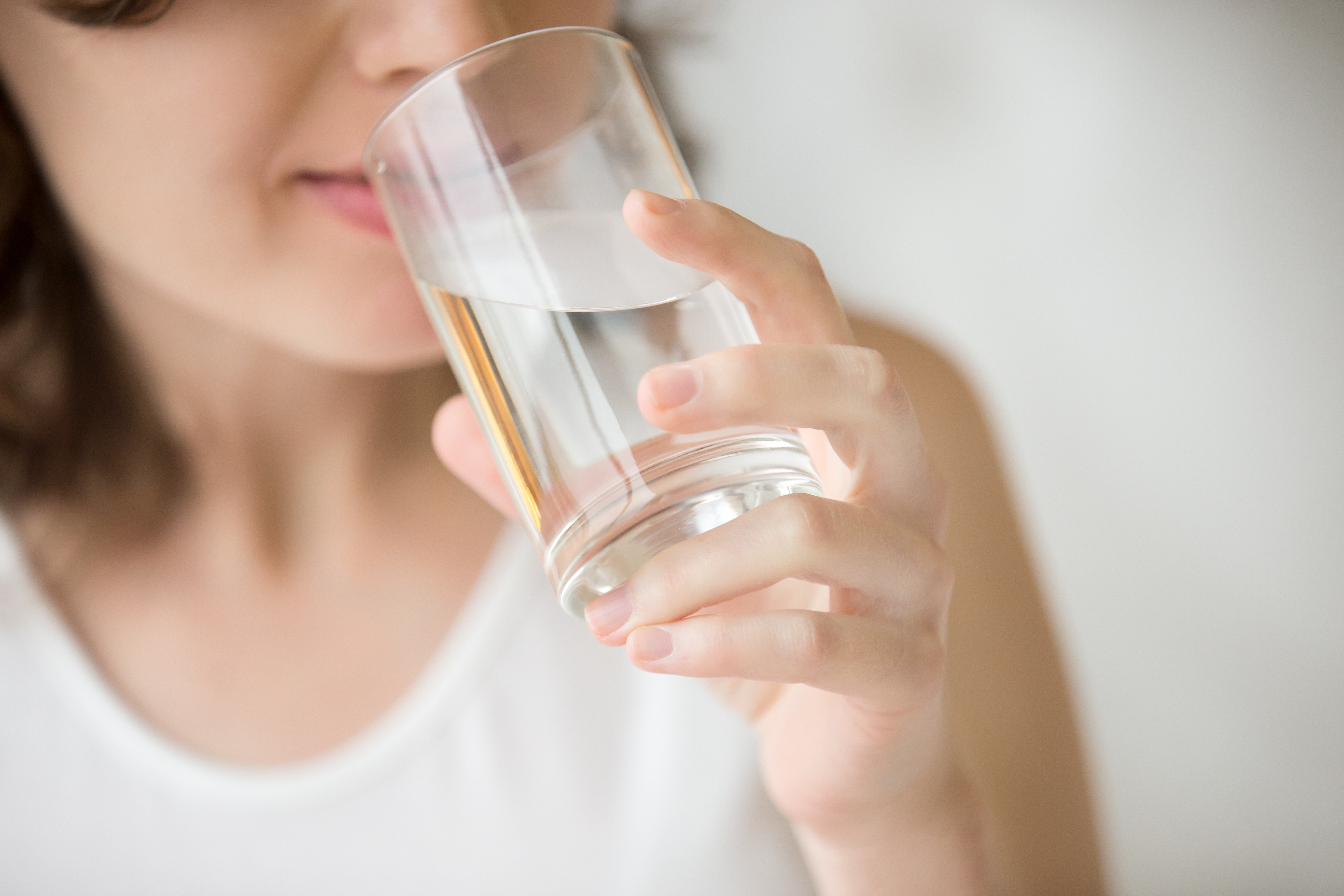 Mantenerse hidratado permite una mejor salud y función de todo el organismo. (Foto Prensa Libre: Shutterstock)