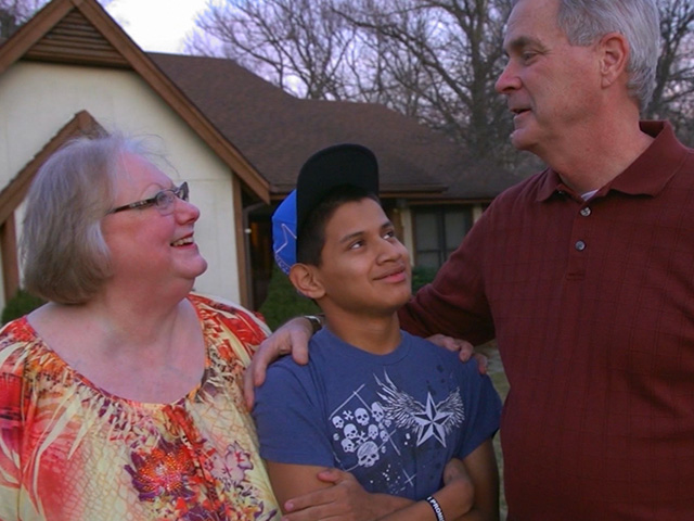 John Smith, con sus padres, Joyce y Brian. A los 14 años, el joven originario de Guatemala, sobrevivió de forma milagrosa. (Foto Prensa Libre: tomada de NY Daily News)