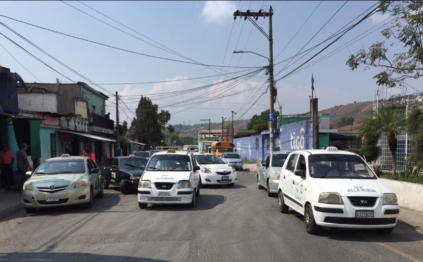 Taxistas se reúnen en la zona 4 de Villa Nueva para iniciar marcha pacífica hacia el Ministerio de Gobernación, zona 1 capitalina. (Foto Prensa Libre: Cortesía de La Red)
