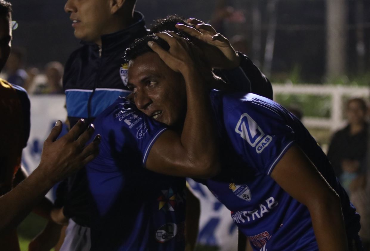 Gerson Tinoco es felicitado después de anotar el gol del triunfo para Cobán. (Foto Prensa Libre: Eduardo Sam).